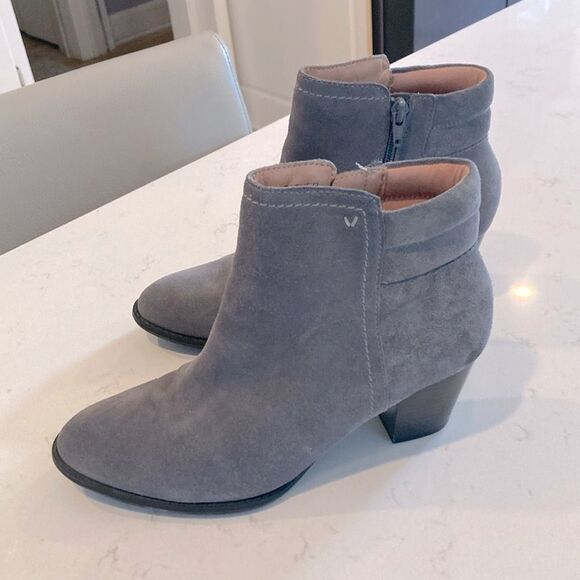 Vionic Jessie Boots Gray Suede Ankle Booties almond toe Chunky heel size 9 - Picture 1 of 7